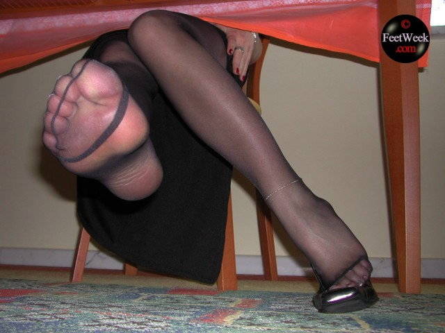Feetweek ˿2002 1026 Under the dining room table_˿