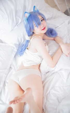 SallyDorasnow Rem White Kitty